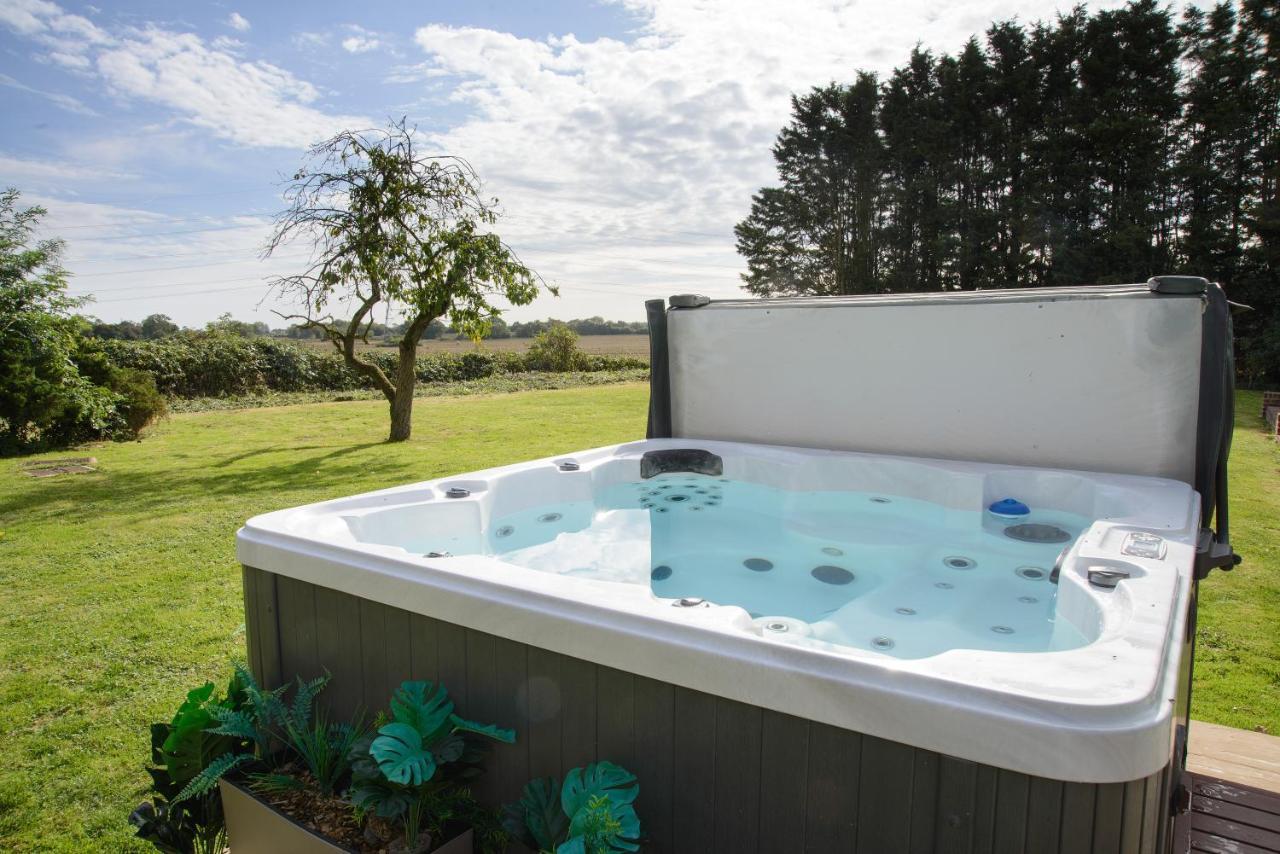 Deluxe 2 Bed Versace Bungalow Hot Tub, Sky Tv, Cinema Screen Saffron Walden Luaran gambar